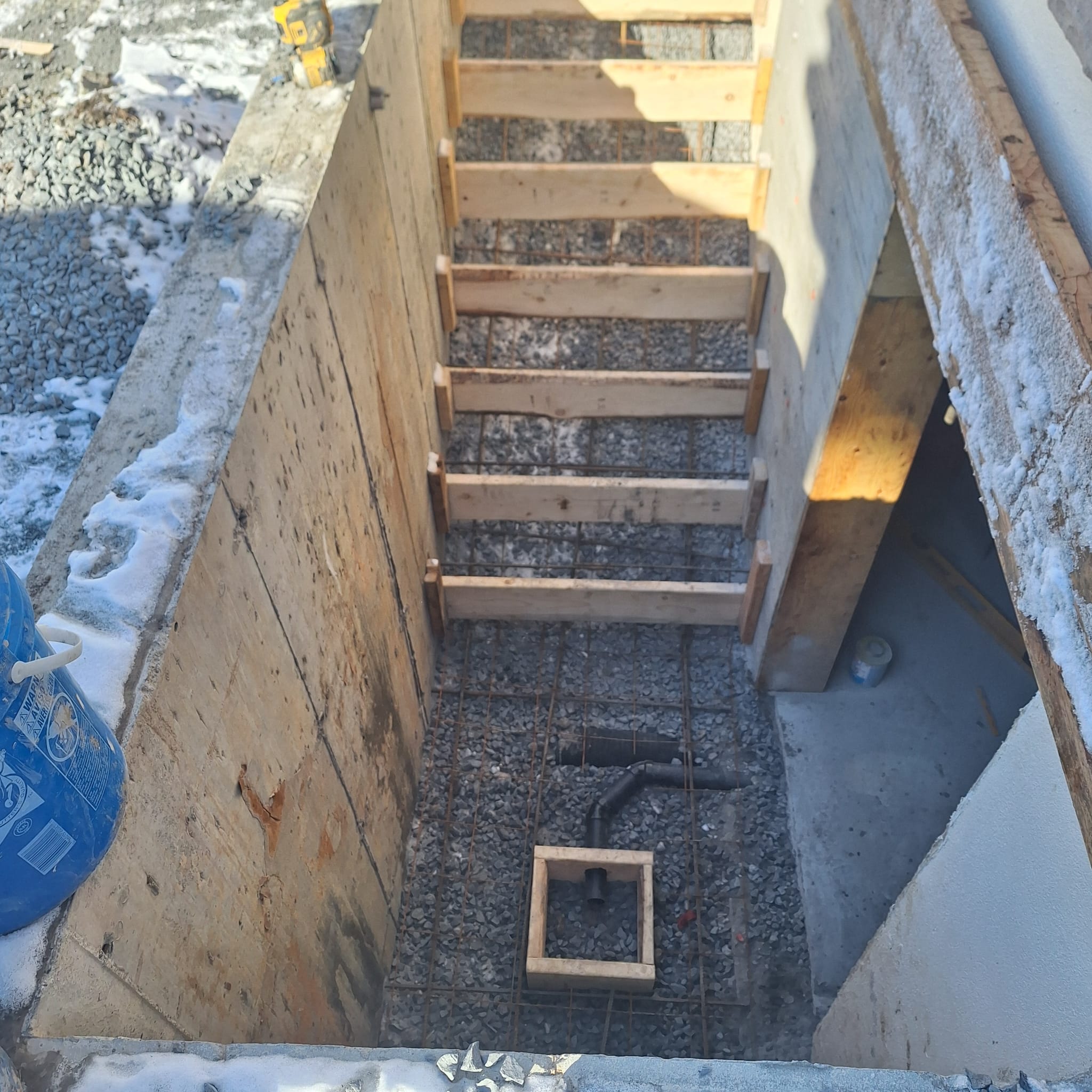 Coffrage escalier avec armature — Avant